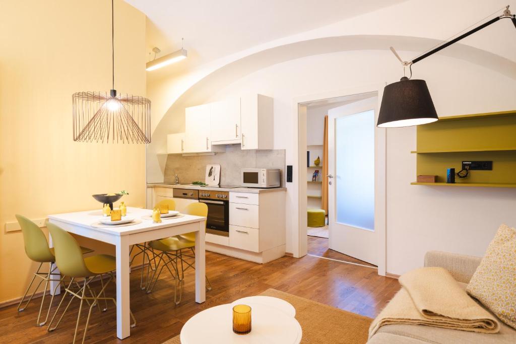 Yellow Flat by GrazRentals Vaulted Kitchen & Pet Friendly & Free Parking - 5