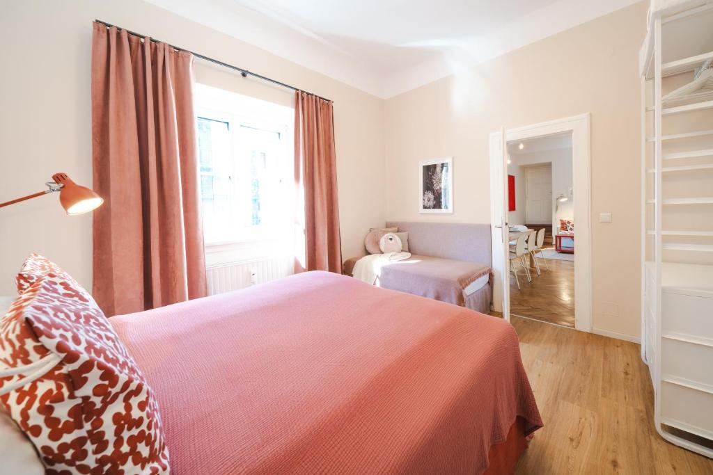 Red Flat by GrazRentals Family Friendly with Kids Bed & Free Parking - 5