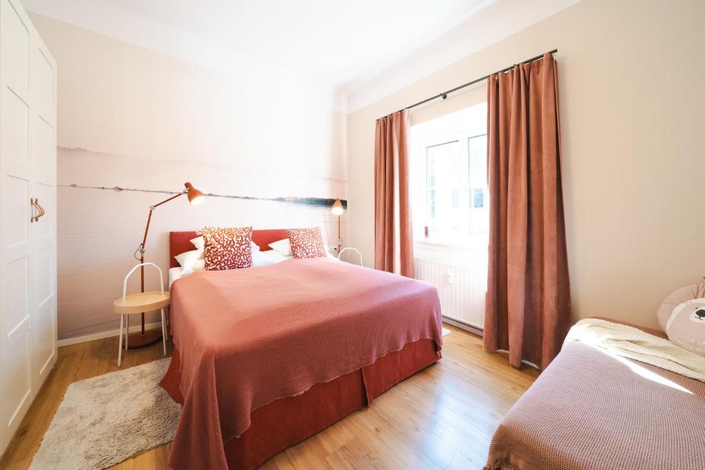 Red Flat by GrazRentals Family Friendly with Kids Bed & Free Parking - 3