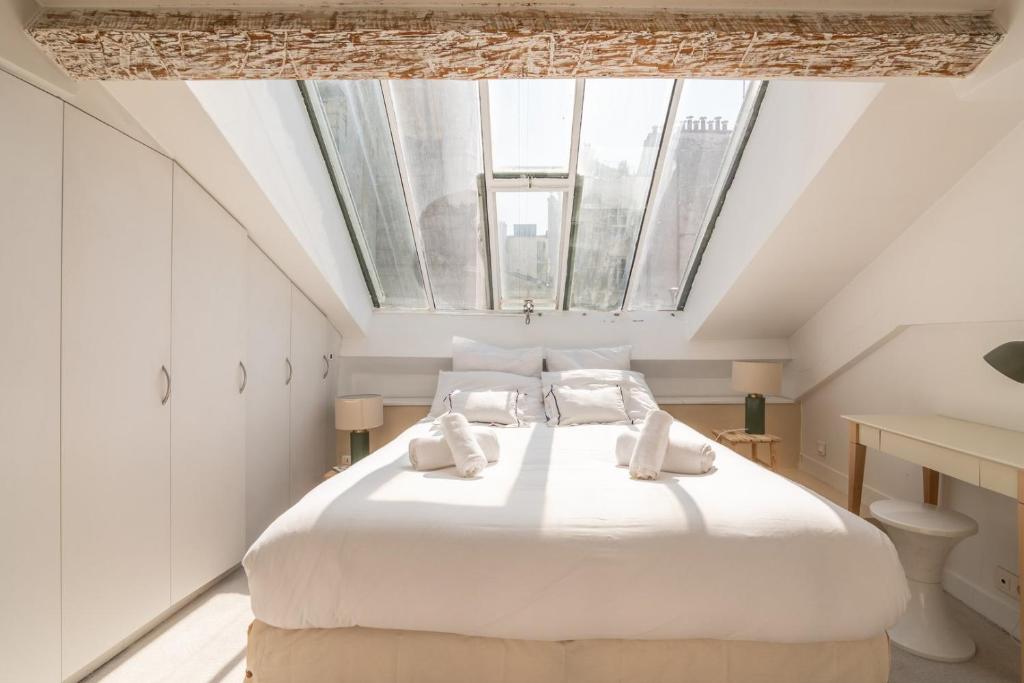 Bright and Chic Duplex with AC, Heart of Paris 9th - 2