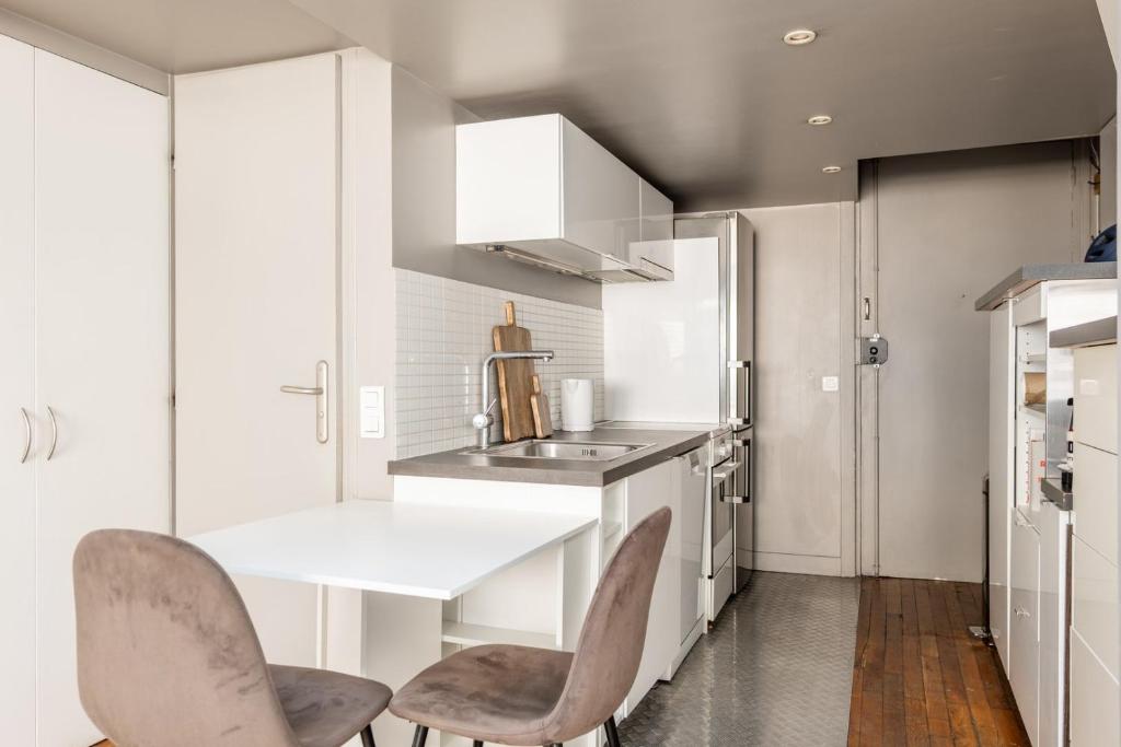 Bright and Chic Duplex with AC, Heart of Paris 9th - 4