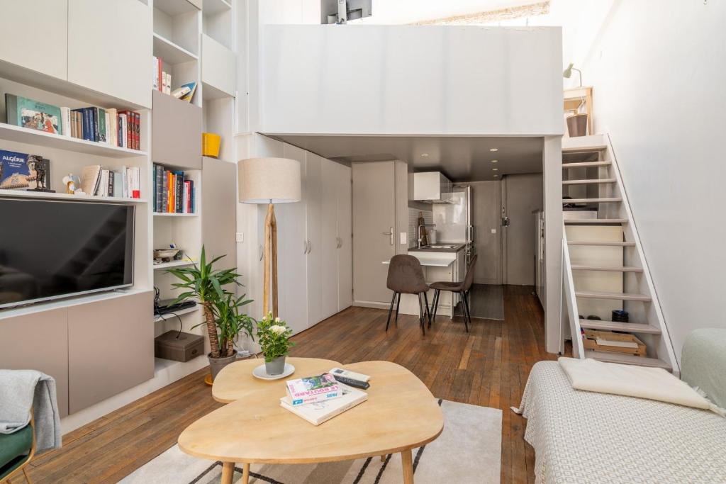 Bright and Chic Duplex with AC, Heart of Paris 9th - 3