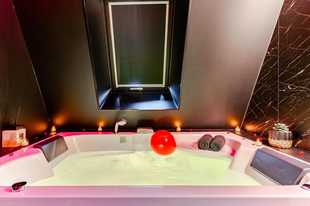 Suite romantique près de la plage avec Jacuzzi - DARK ROOM - 2