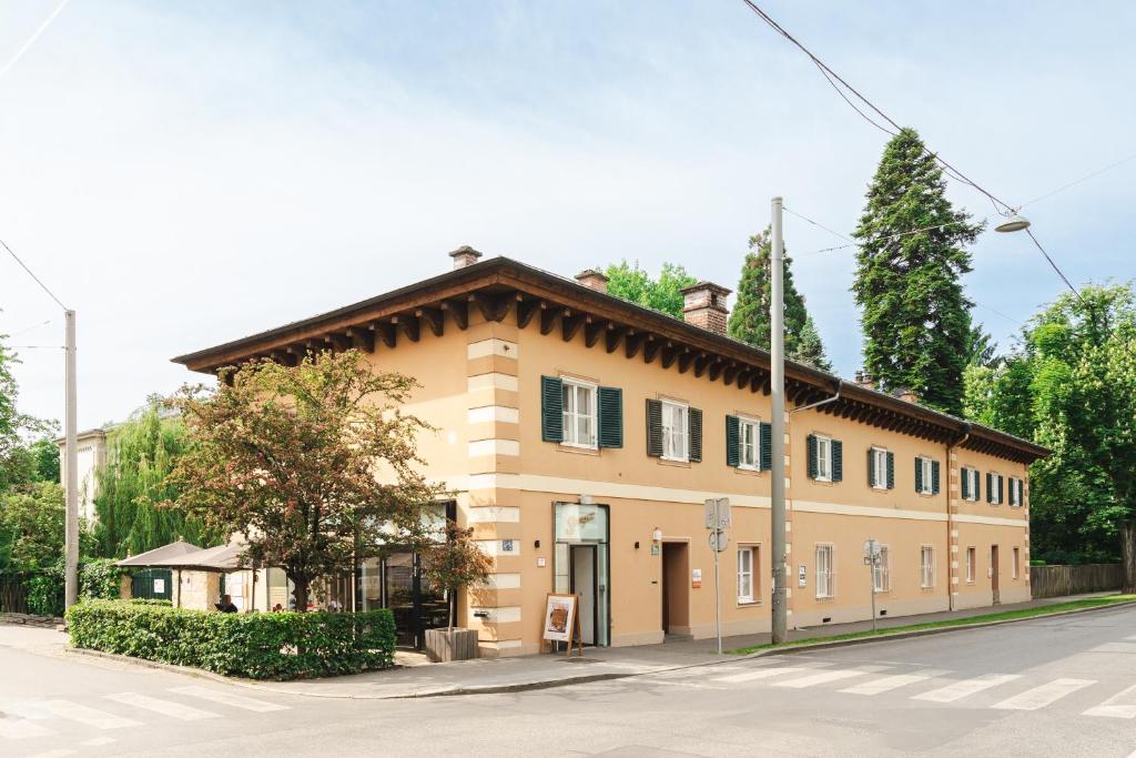 Yellow Flat by GrazRentals with best location & free parking 전경