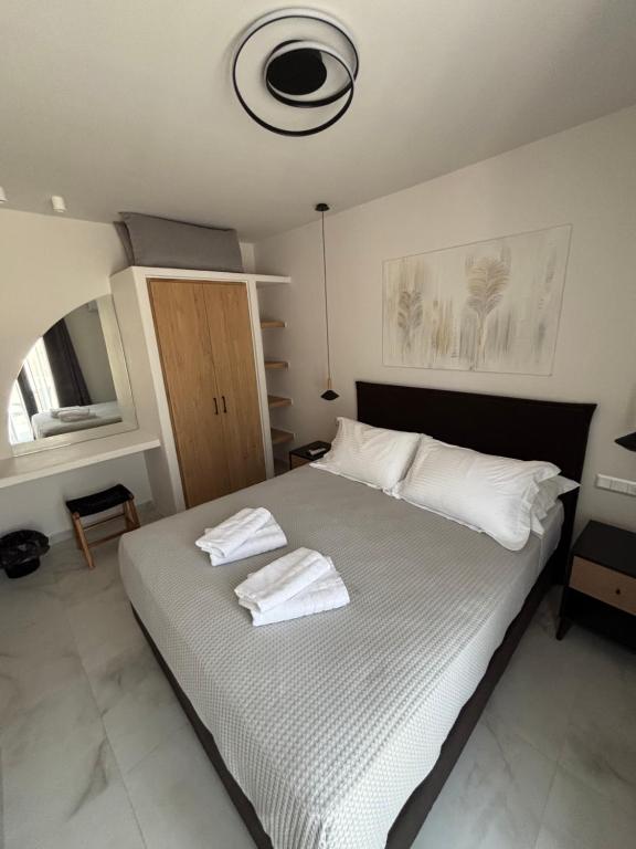 DomusElysia II, Naxos