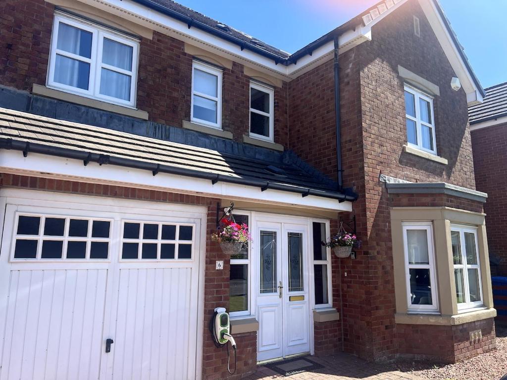 Meadow House- Driveway Parking and Fireplace, East Kilbride