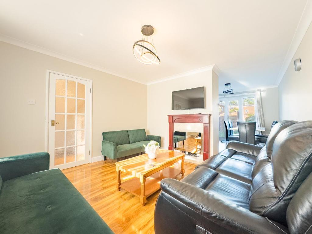 House - sleeps 7 private garden & parking, Basildon