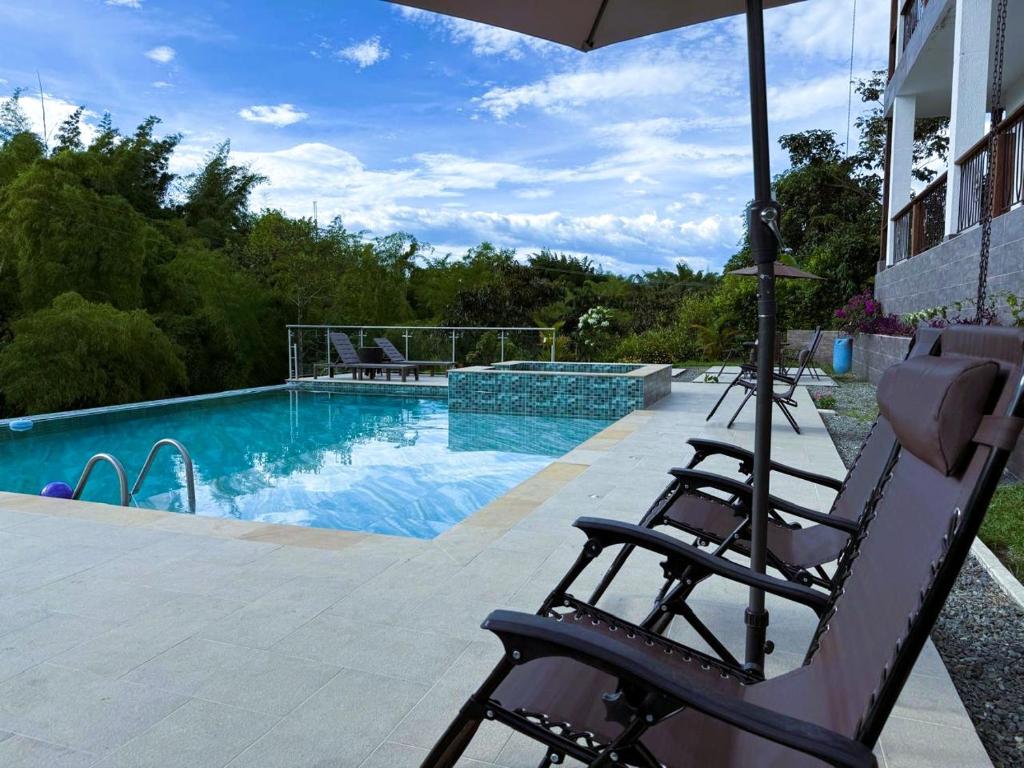 Exclusiva Villa Campestre con Piscina Privada Balcón de Antioquia Eje Cafetero Montenegro, Quindio - 2
