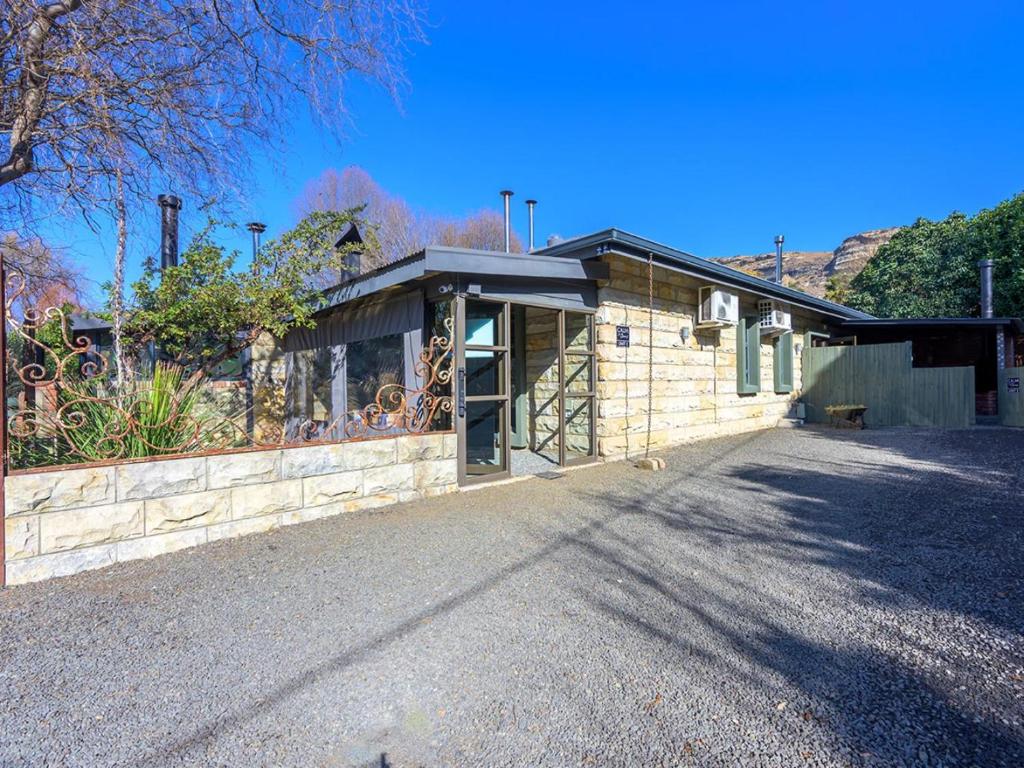 Calm Clarens, Clarens