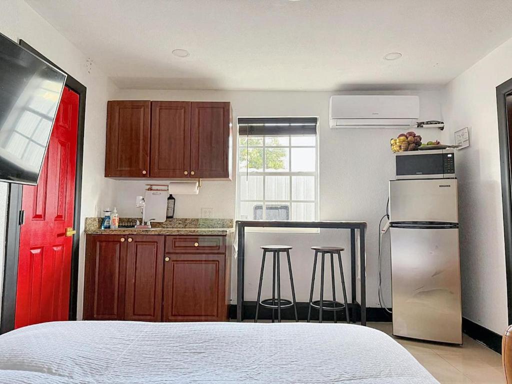 Cottage with Hot Tub, Private Firepit, Entrance, Parking BBQ, Miami Gardens