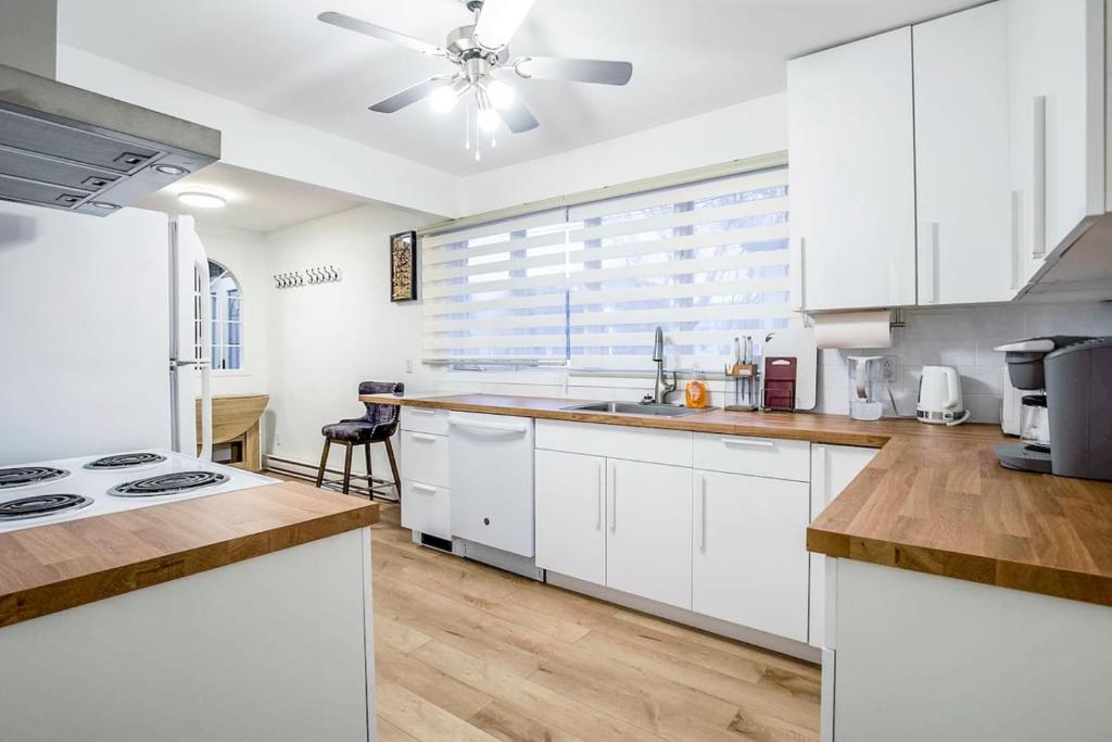 Stylish 6-BR House close to DT with free parking, Brossard