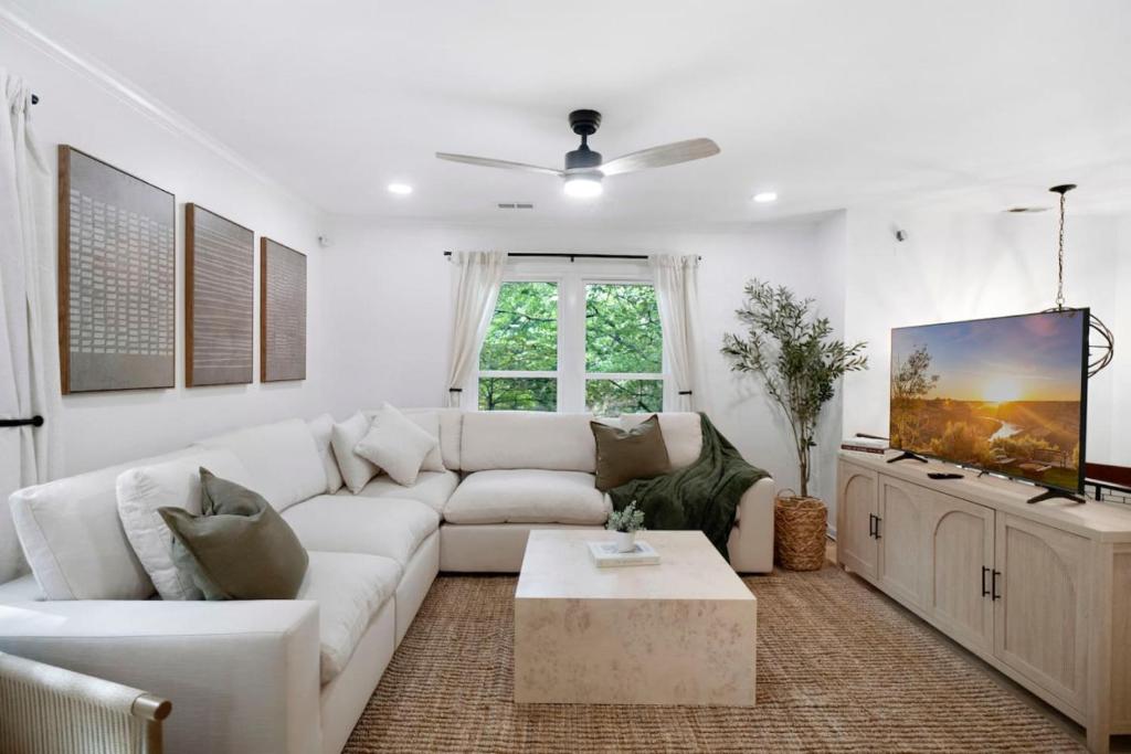 Brandyapple Retreat by Rather Be Properties, Raleigh