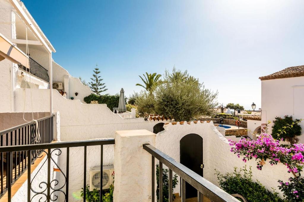 Villa Las violetas with 2 communal pools - 4