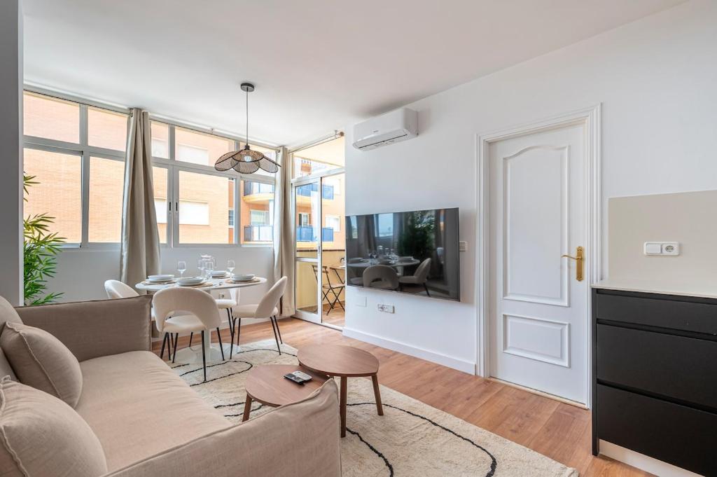 Cozy Apart In Fuengirola with Beach Views, Fuengirola