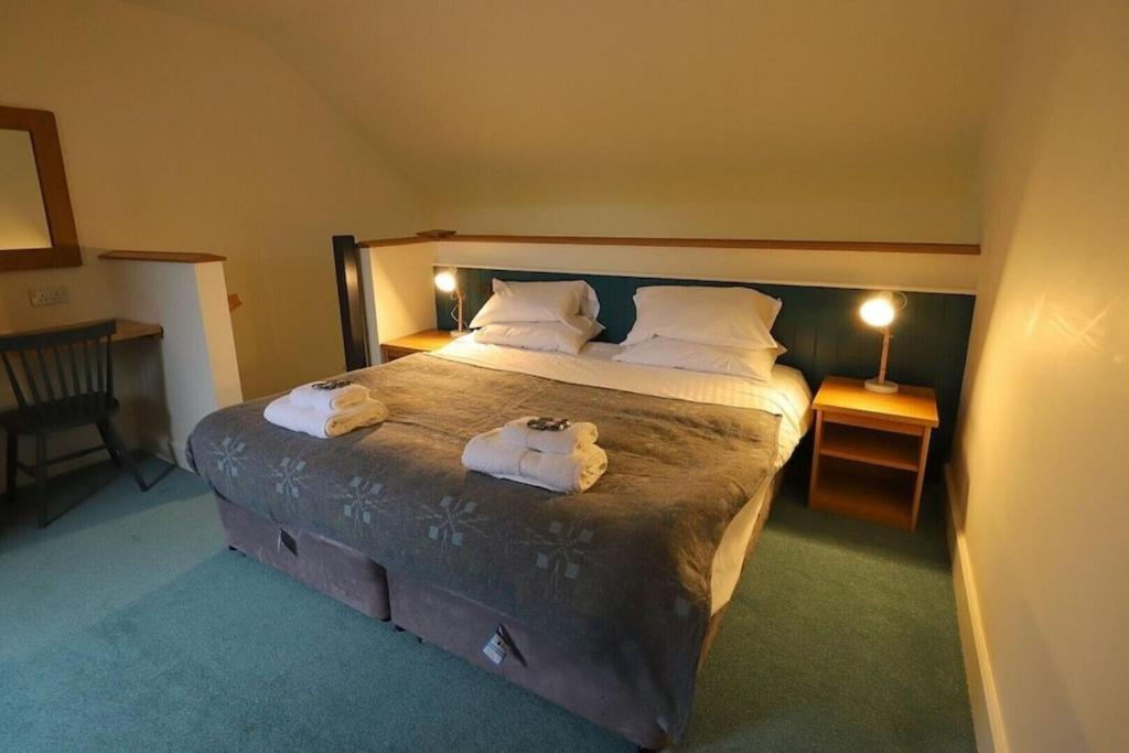 Ty Canol Studios, Llithfaen