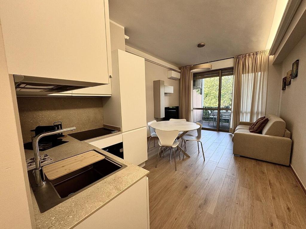 Luxury Apartment Metro Cornelia - 4
