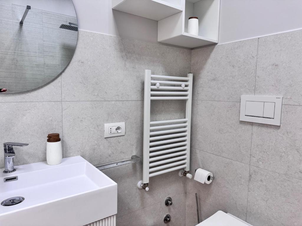 Luxury Apartment Metro Cornelia - 3