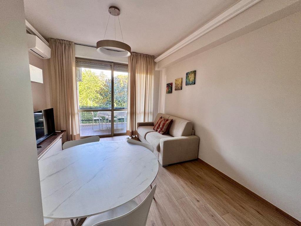 Luxury Apartment Metro Cornelia - 2