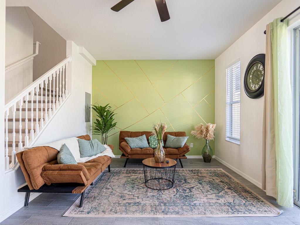 Luxury & Comfy Family Gem near Disney with Pool and Gym, Kissimmee