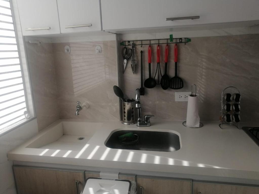 Acogedor apartaestudio, dos ambientes, cerca al aeropuerto, al terminal de transporte, central en Bogotá - 2