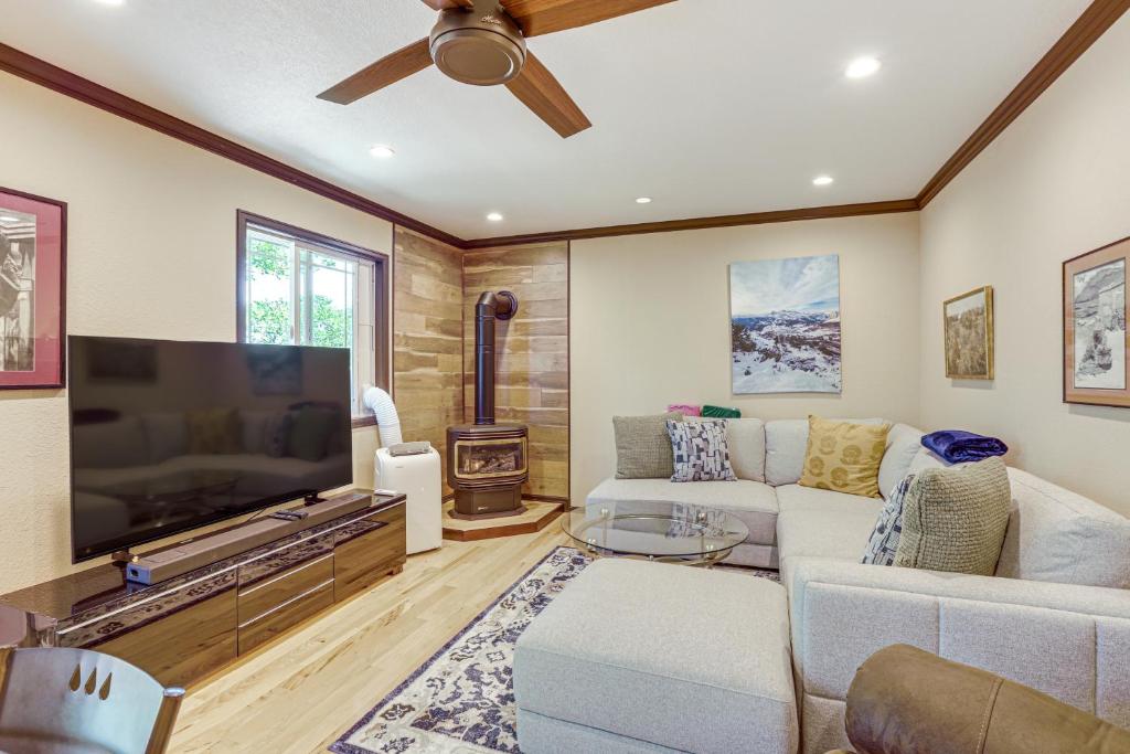 Pet-Friendly Retreat with Fenced Yard in Aurora, Aurora