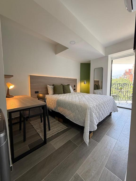 Apartamento con excelente ubicación, Laureles - 2
