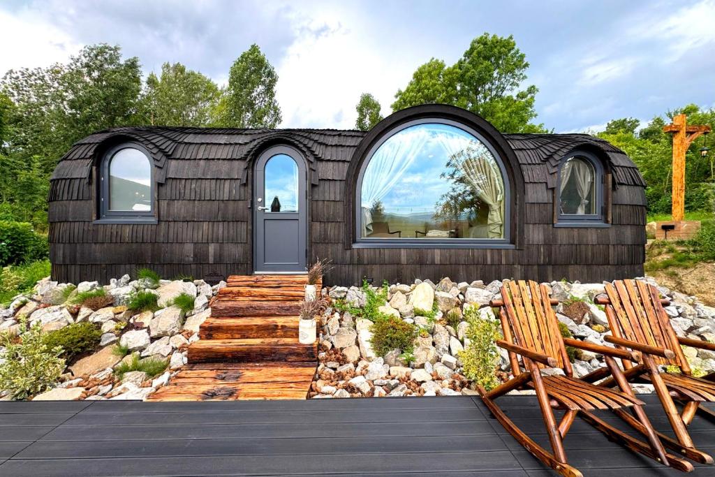 Friday Inn Igloo - Intimitate, Jacuzzi, Natura, Priveliste & Iaz - Escapadă romantică premium la o oră de Bucuresti - Eco Friendly Micro-Resort, Comarnic