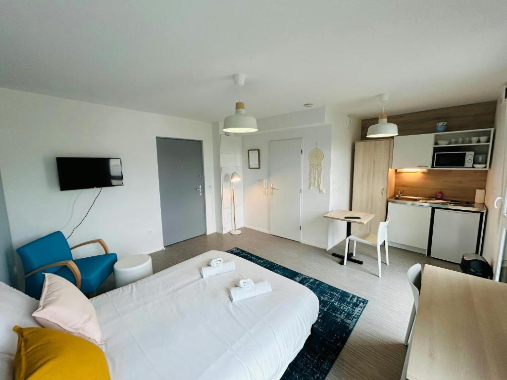 We Live In R - Suite 401, Remeš