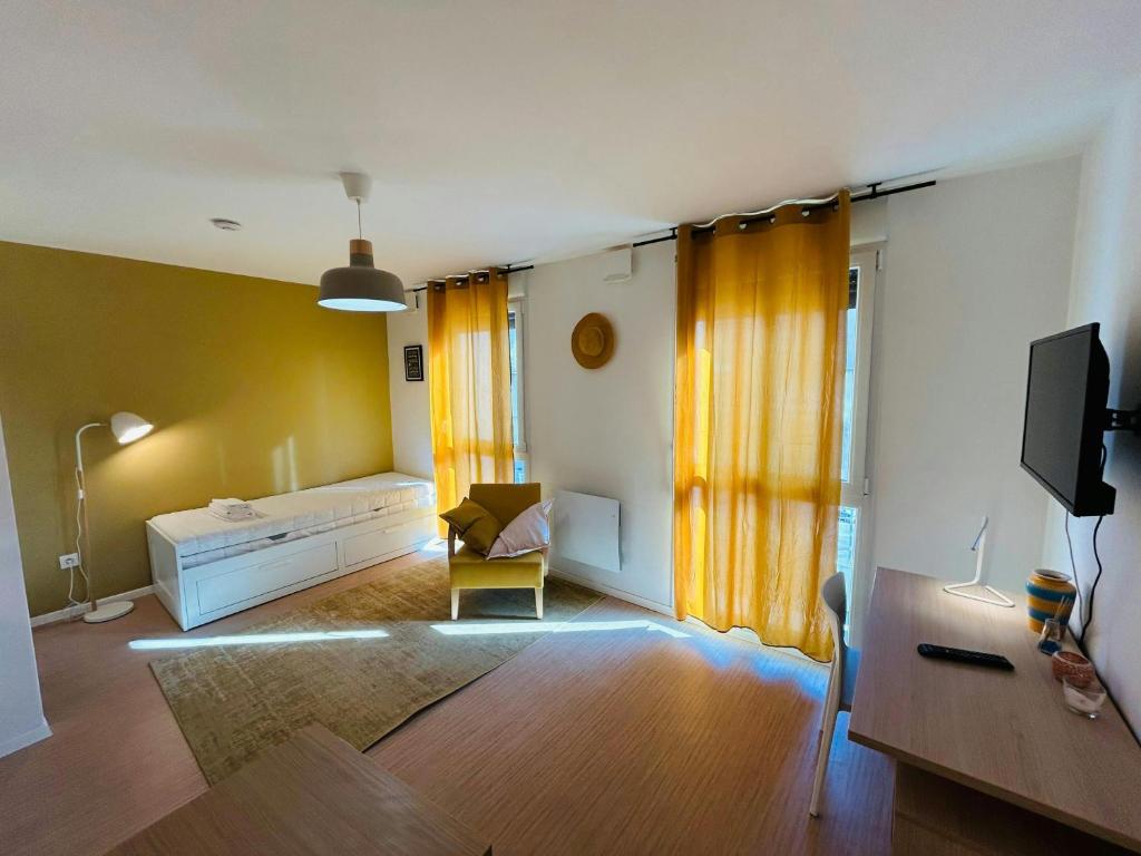 We Live In R - Suite 101, Remeš