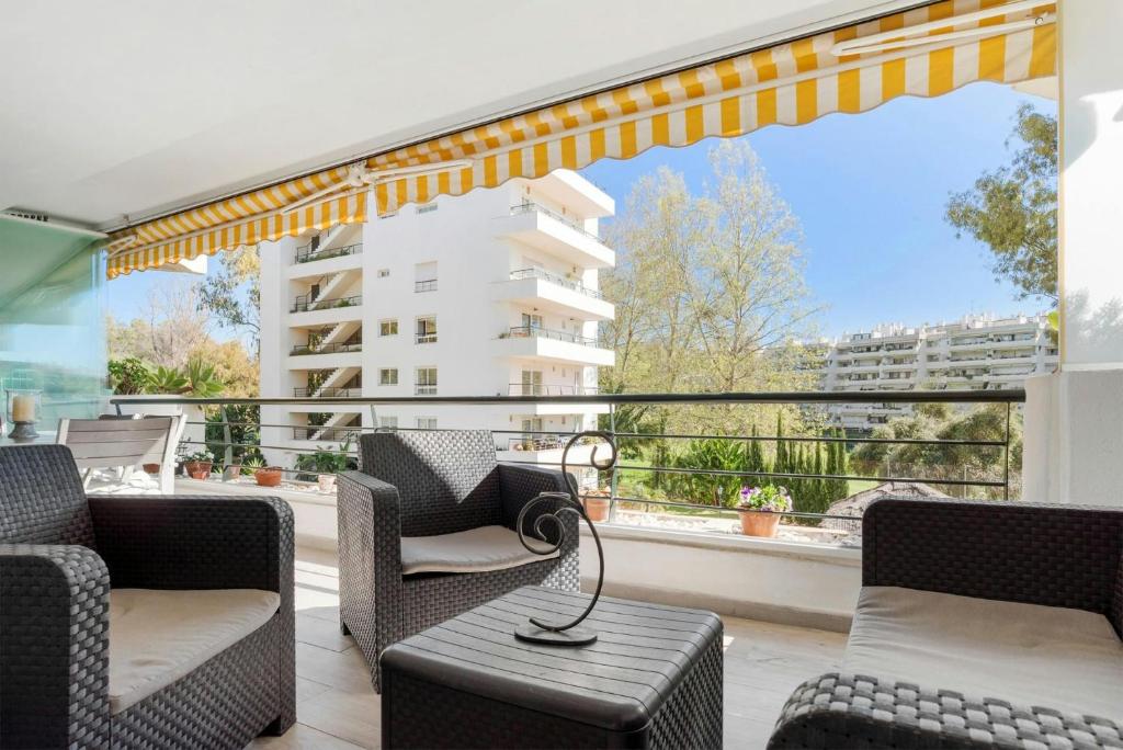 Apartamento en Guadalmina con vistas al golf - 1