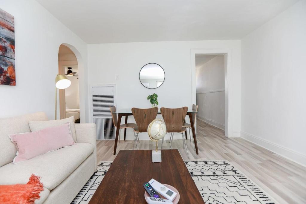 Sojourn on the Bay 2 BR Private Beach Access, Norfolk