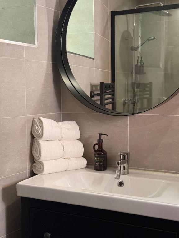 Le Peyrou - Elegant One-Bedroom Apartment for up to 4 Guests - Free Parking - Air Conditioning - Prime City Center Location - 4