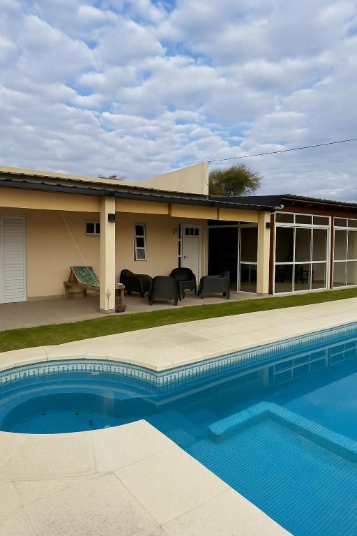 Gran casa con piscina en Gualeguaychú - 2