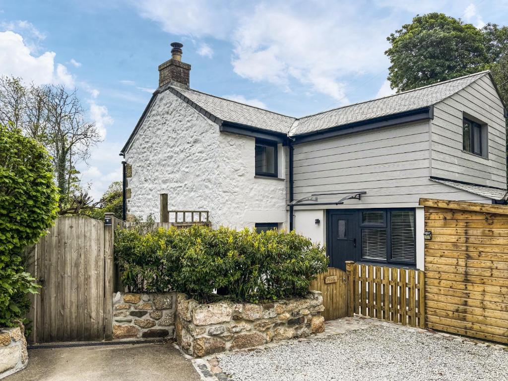 The Nest, Uny Lelant