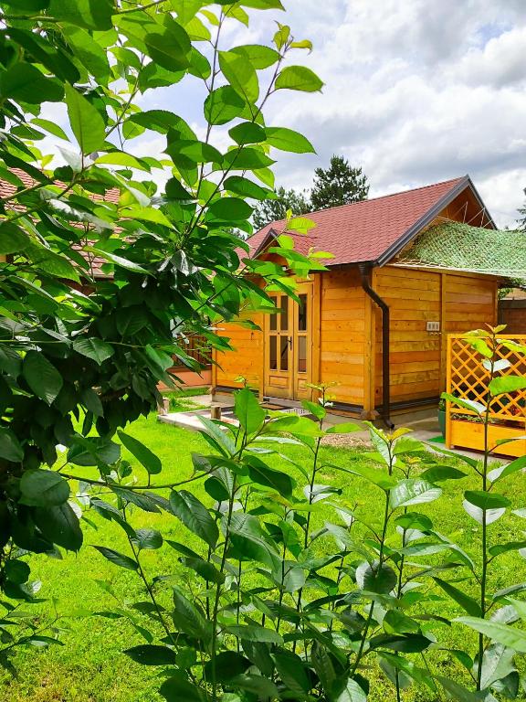 Kućica drvena sa parkingom - 1