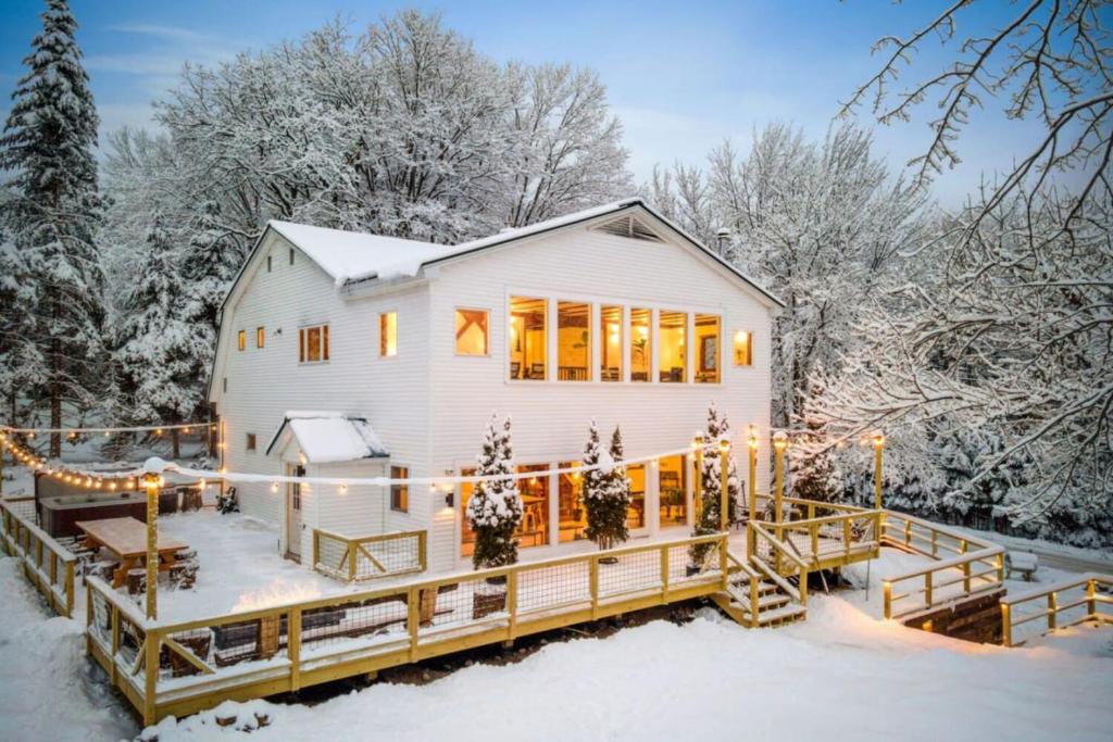 Maple Pine w Hot Tub Pool Table 3min to Mount Snow, Dover