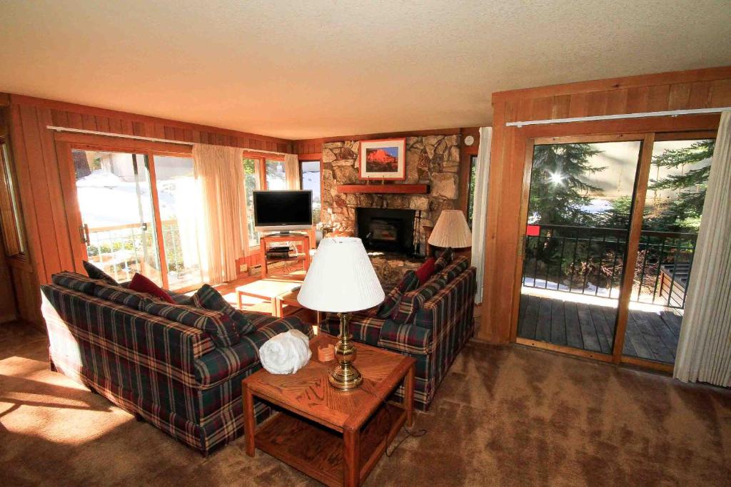 Mountainback #112, Corner Unit, Mammoth Lakes