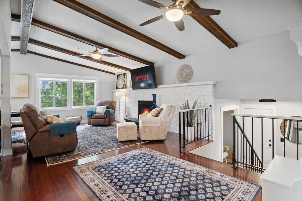 2 Kings 2 Queens, comfy, big fenced yard, Mounds View