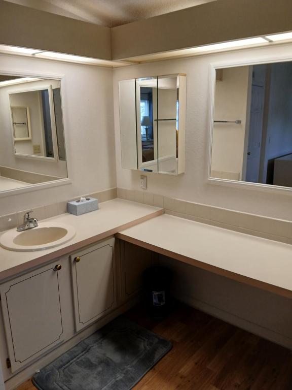 House close to everything, Lady Lake