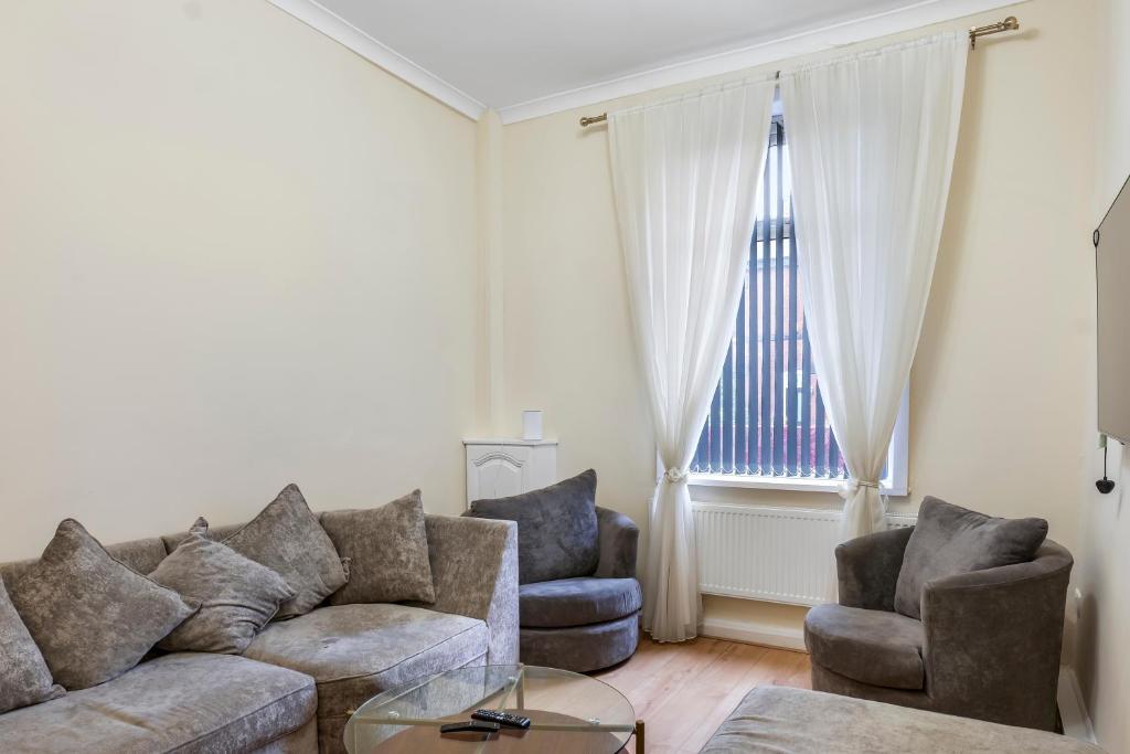 Relax in Comfort 3BR Home for 6 with Full Kitchen, Lounge, Large Bath, Bury