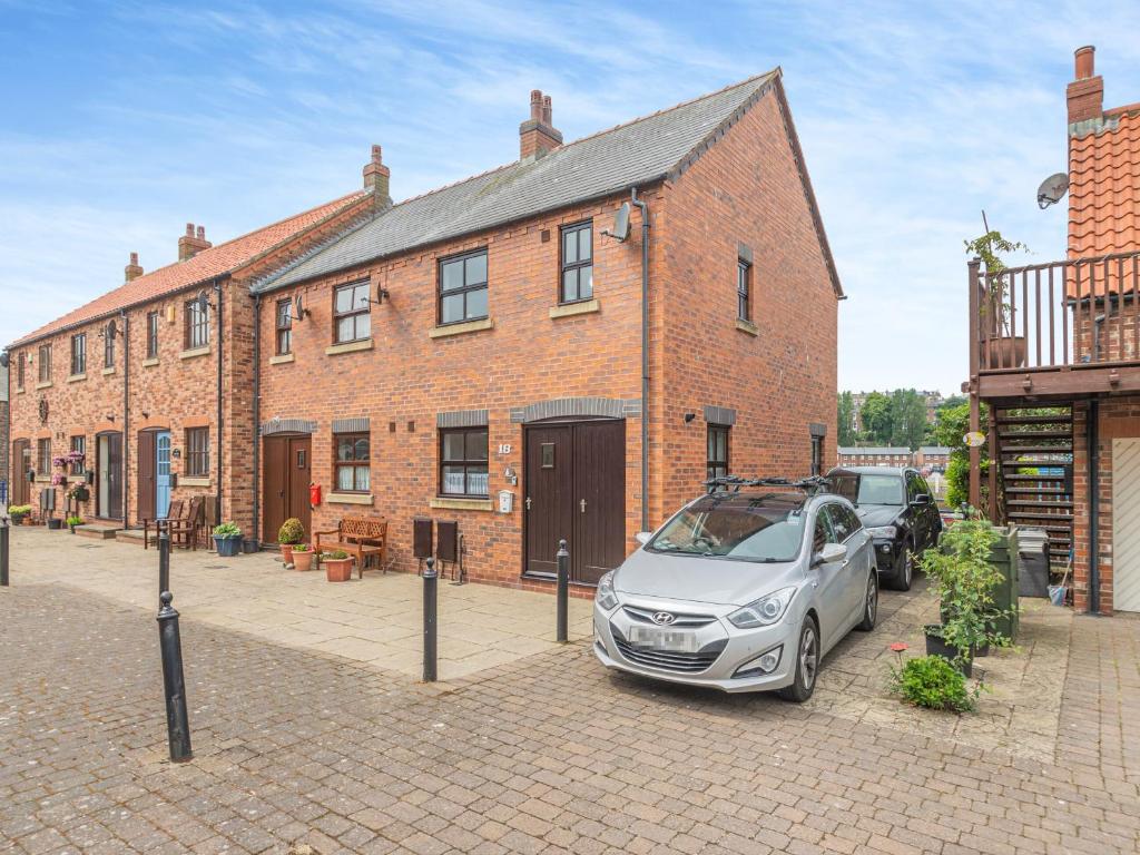 Island In The Stream, Уитби