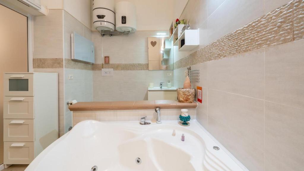 V&M Suite con Jacuzzi by Rentbeat - 2