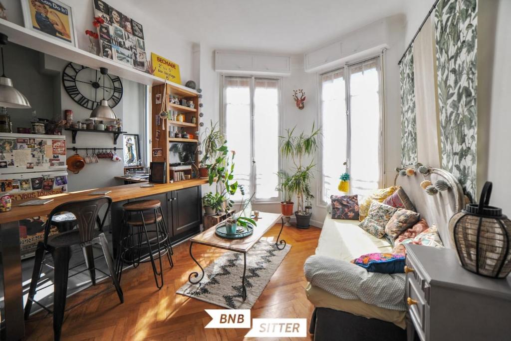 Bohemian style and luminous balcony, Nice