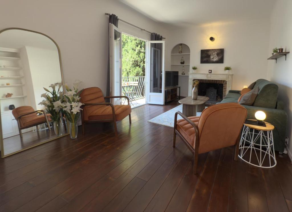 Le Peyrou - Elegant One-Bedroom Apartment for up to 4 Guests - Free Parking - Air Conditioning - Prime City Center Location, Montpellier