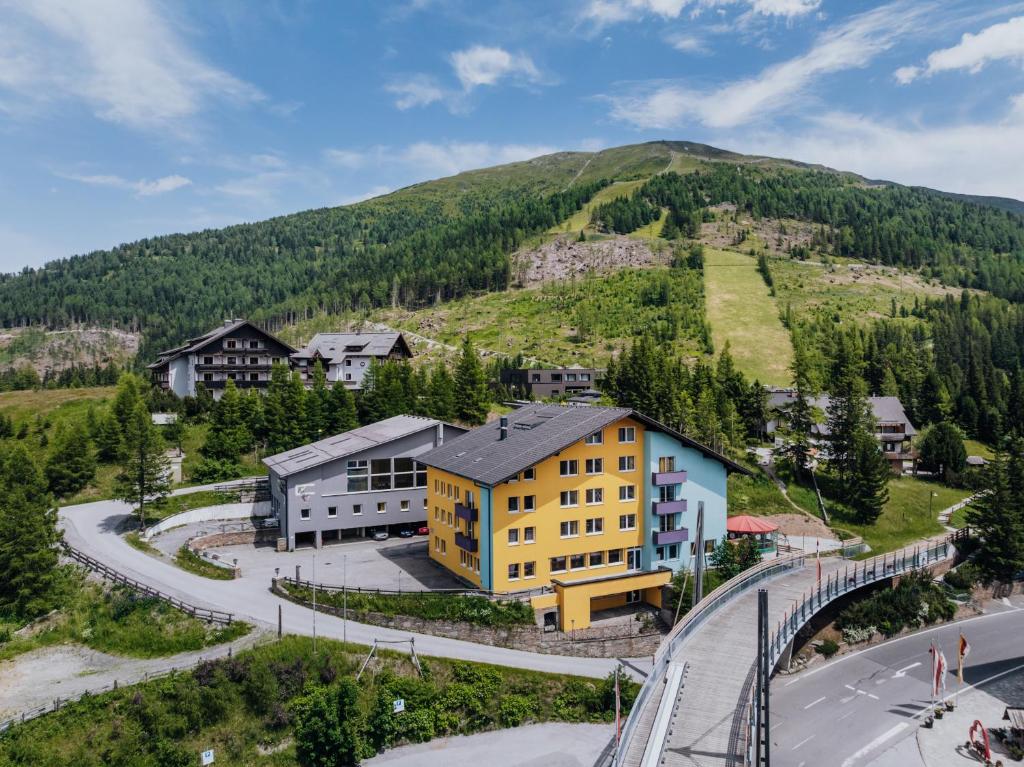 Basekamp Mountain Budget Hotel - 2