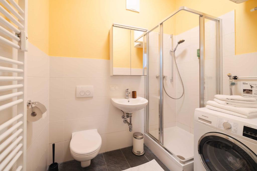 Yellow Flat by GrazRentals Vaulted Kitchen & Pet Friendly & Free Parking - 3