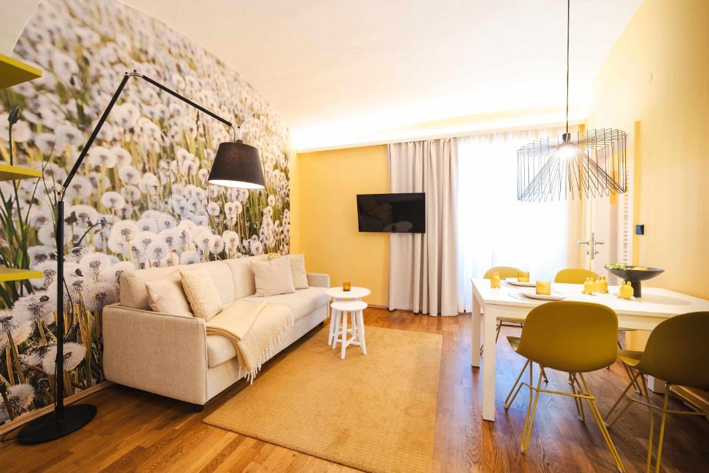 Yellow Flat by GrazRentals Vaulted Kitchen & Pet Friendly & Free Parking - 2