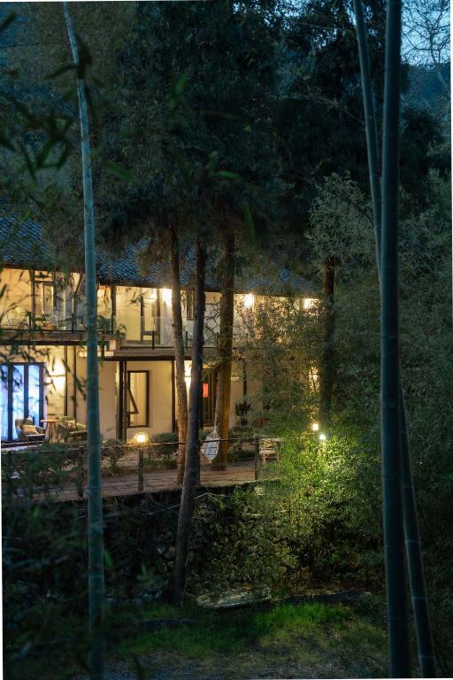 July Bamboo Hostel, Deqing