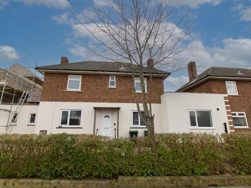 Spacious 4BR Home w Smart TVs Driveway Parking Pass the Keys, Darlington