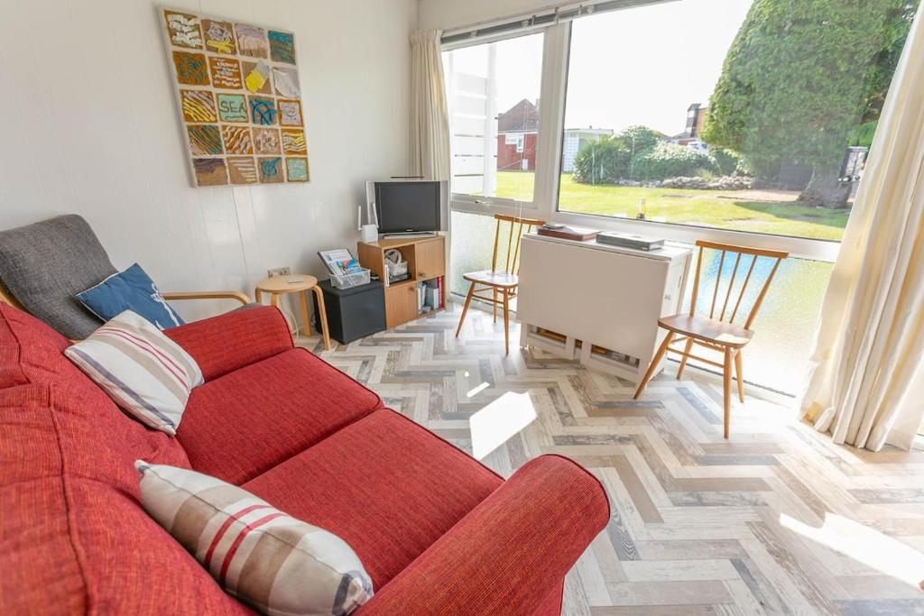 Coastal Glow - Coastal chalet close to beach - Crabpot Cottages Hunstanton, Heacham